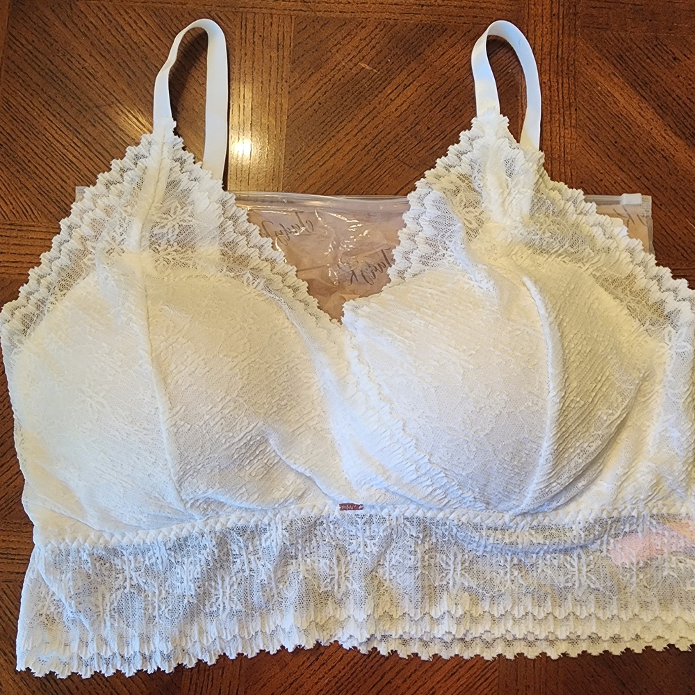 NEW No Hooks No Underwire Chic White Lace Bralette